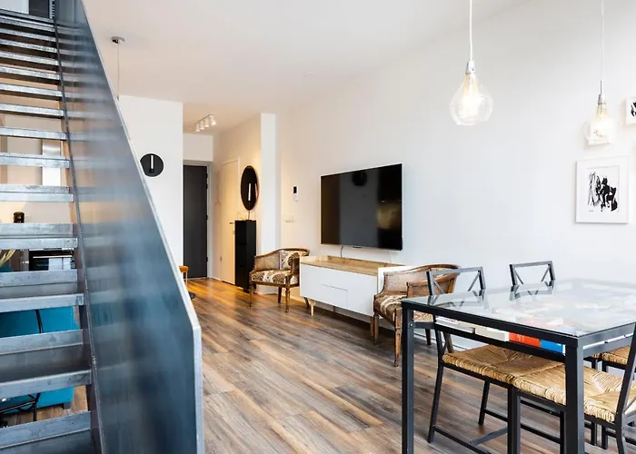 Loft-Style Duplex With Balcony In Downtown Reykjavik